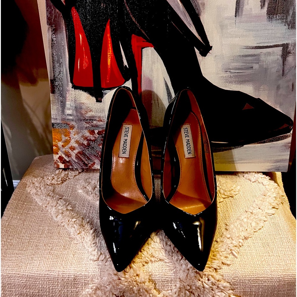 Steve Madden Black Sleek High Heels.
PayPal payments not accepted.